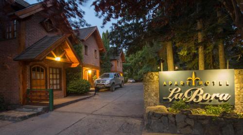 a sign for a latinylinylinylinylinylinylinylinylinylinylinyl at Apart Hotel La Bora in San Martín de los Andes
