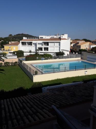 Vista ariale di un edificio con piscina di Chambres d'Hotes NATURISTE, Village Naturiste Cap d'Agde, Draps, Serviette, Café, Menage inclus en fin de sejour a Cap d'Agde