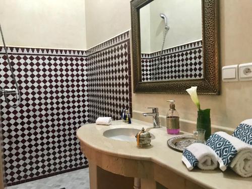 O baie la Riad Miral
