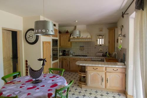 a kitchen with a table and a dining room at Maison de campagne au charme provençal in Saint-Rémy-de-Provence