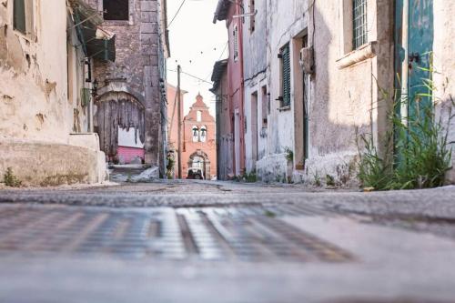 an empty street in an old town with buildings at Spiti Maria in Valaneíon