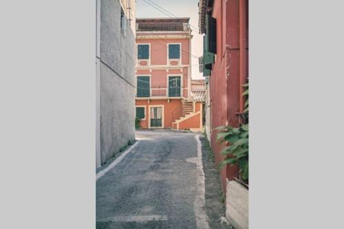 an empty street in an alley between two buildings at Spiti Maria in Valaneíon