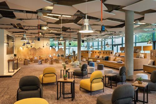 a lobby with couches and chairs and tables at Seminaris CampusHotel Berlin in Berlin