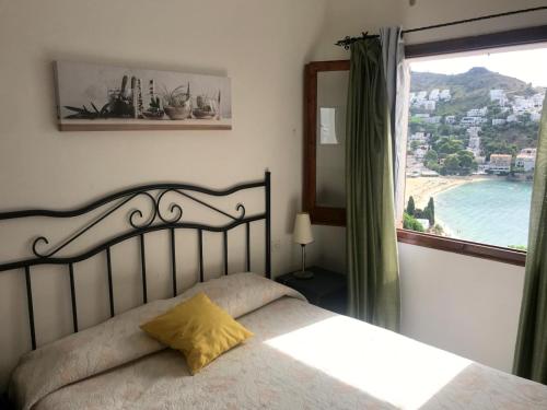 1 dormitorio con 1 cama y vistas al océano en Mataro en Roses