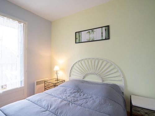 - une chambre avec un lit blanc et un ventilateur mural dans l'établissement Apartment Fleur Marine-13 by Interhome, à Cabourg