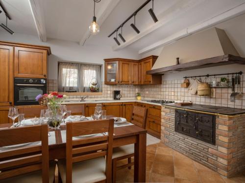 Kuchyňa alebo kuchynka v ubytovaní Holiday Home Villa Mala Petra by Interhome