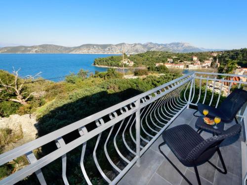 einen Balkon mit 2 Stühlen und Blick auf das Wasser in der Unterkunft Holiday Home Lolita by Interhome in Račišće