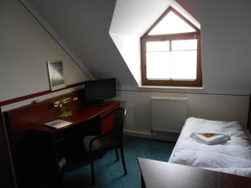 Una cama o camas en una habitación de Hotel Weisse Elster