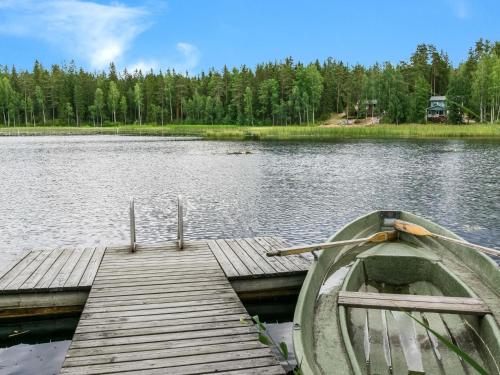 un barco está atracado en un muelle en un lago en Holiday Home Merenneito by Interhome, en Heinjoki