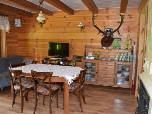 ビャウォヴィエジャにあるHoliday Home Stoczek by Interhomeのダイニングルーム(テーブル、椅子、テレビ付)