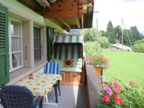 eine Terrasse mit einem Tisch und Stühlen auf einem Haus in der Unterkunft Apartment Bärgfriede by Interhome in Oberwil