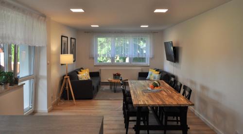 salon ze stołem i kanapą w obiekcie Kamienica House 9 w Wągrowcu