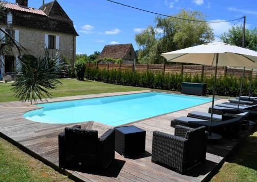une piscine avec des chaises et un parasol dans l'établissement L'Enea Terrasse, à Saint-Cyprien
