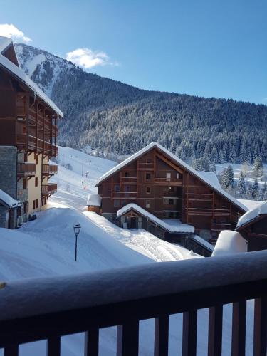 a view of a ski lodge with snow on the ground at Appartement Le Pic Blanc in Oz