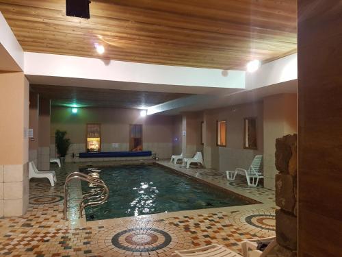 a swimming pool in a building with a pool at Appartement Le Pic Blanc in Oz