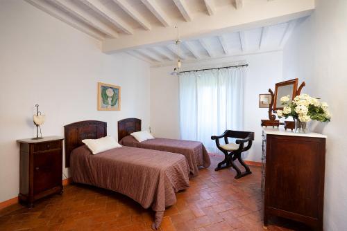 1 dormitorio con 2 camas y escritorio. en Poggio a Sieve, en Villore