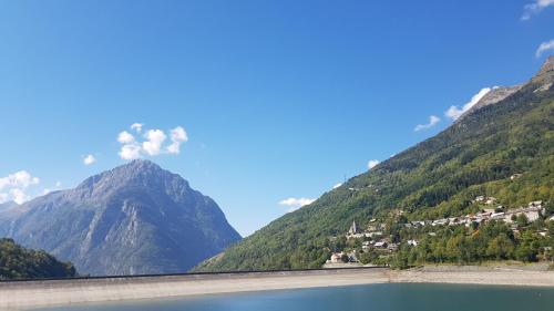 a view of a mountain and a lake at Appartement Le Pic Blanc in Oz