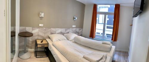Posteľ alebo postele v izbe v ubytovaní Hotel Damrak Inn