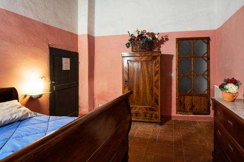 1 dormitorio con cama y tocador de madera en Poggio a Sieve, en Villore