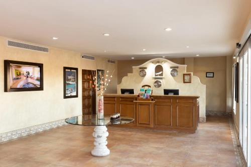 une chambre avec une table au milieu d'une pièce dans l'établissement Hotel Santa Fe Loreto by Villa Group, à Loreto