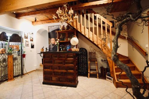 ein Wohnzimmer mit einer Treppe und einer Treppe in der Unterkunft Alex's Family Villa in Sjöbo