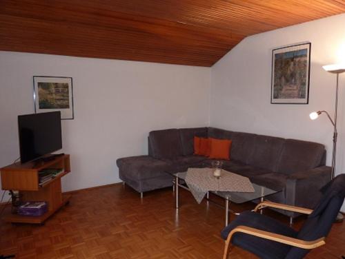ein Wohnzimmer mit einem Sofa und einem Tisch in der Unterkunft Ferienwohnungen Ferstl in Riedenburg