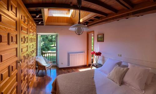a bedroom with a white bed and a window at O Casal das Árbores in Santiago de Compostela