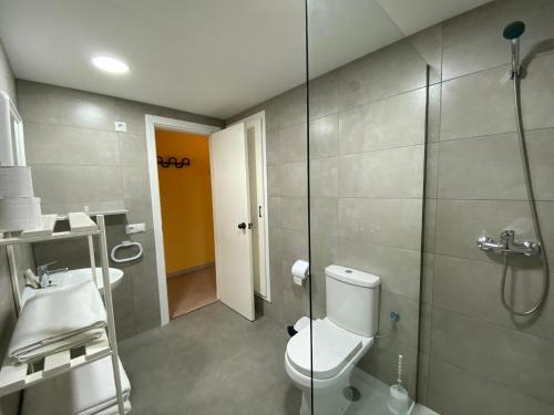 a bathroom with a toilet and a sink and a shower at Apartamento cerca de playa in Salou