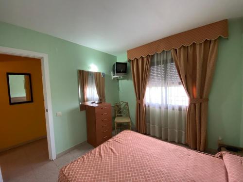 1 dormitorio con 1 cama, vestidor y ventana en Apartamento cerca de playa, en Salou