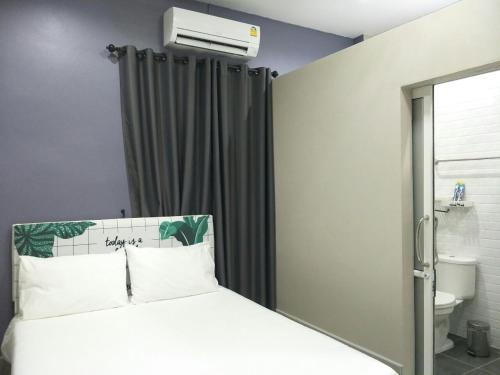 1 dormitorio con 1 cama y aire acondicionado en Betong Cozy Guesthouse เบตง โคซี่ เกสต์เฮาส์, en Betong