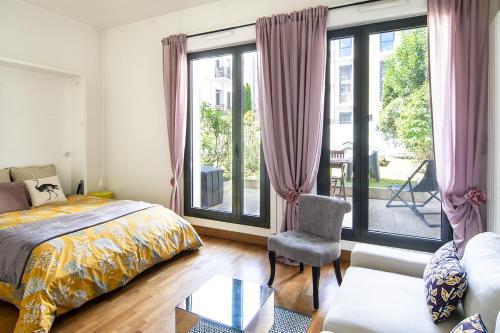 une chambre avec un lit, une chaise et des fenêtres dans l'établissement Un air de campagne en vieille ville - Proche lac, à Annecy