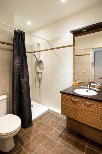 une salle de bain avec toilettes, baignoire et lavabo dans l'établissement Un air de campagne en vieille ville - Proche lac, à Annecy