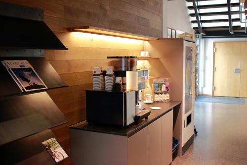 uma cozinha com comodidades para preparar café no balcão em CVJM Jugendhotel München em Munique
