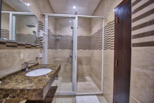 Bathroom sa Viveka Hotel Colombo