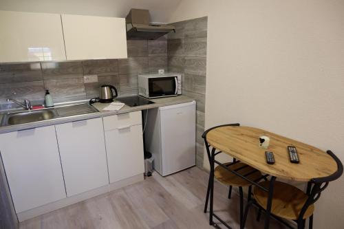 Η κουζίνα ή μικρή κουζίνα στο Apartments Habert