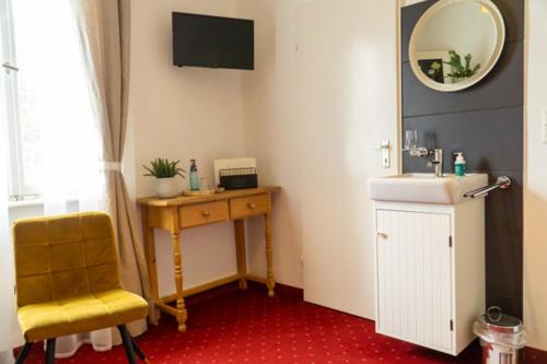 TV a/nebo společenská místnost v ubytování Hotel am Bach