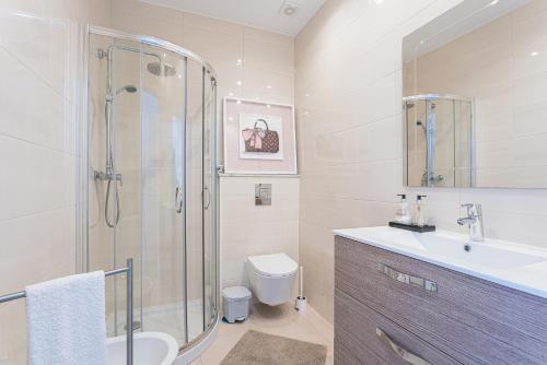 een badkamer met douche, wastafel en toilet bij T3 Aleluia in Nazaré