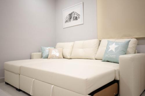 Apartamento La Pequeña في فيليس-روبايو: أريكة بيضاء تجلس في غرفة المعيشة