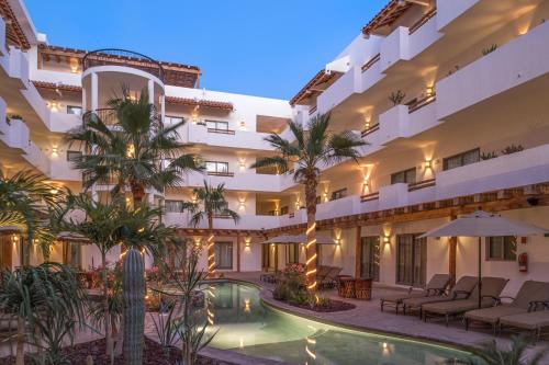 Blick auf den Innenhof eines Hotels mit Pool in der Unterkunft Hotel Santa Fe Loreto by Villa Group in Loreto