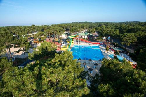 une vue aérienne d'une piscine dans un complexe hôtelier dans l'établissement Camping la Palmyre, aux Mathes