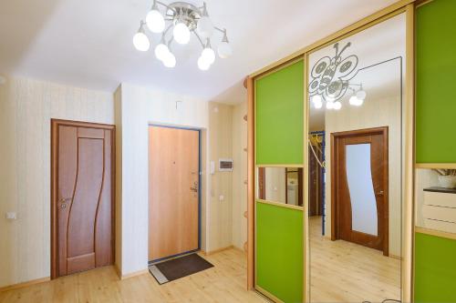 トムスクにあるАпартаменты Советская 98の緑と白の壁とドアの廊下