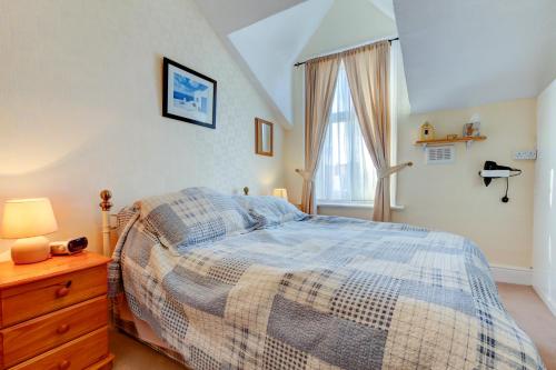 1 dormitorio con cama y ventana en Dolphin Guesthouse, en Scarborough