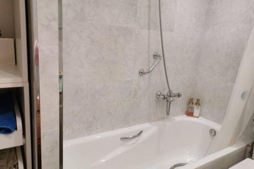 Anguciana的住宿－ANGUCIANAETXEA，浴室设有带淋浴的白色浴缸。