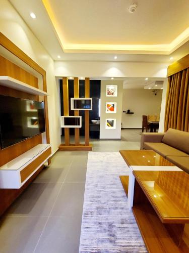 een woonkamer met een bank en een tafel bij Passion Hotel Villas in Khamis Mushayt