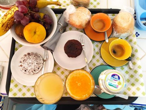 un vassoio con piatti e tazze di caffè di Judia Camere sul mare a Maratea