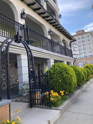 a building with a black gate on a street at Ocean Manor 1100 Inn in Ocean City