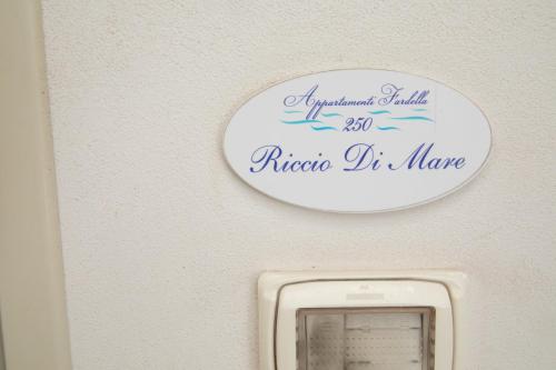 a sign on the wall of a bathroom with a urinal at Fardella 250 in Trapani
