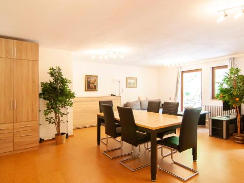 - une salle à manger avec une table et des chaises dans l'établissement Holiday Home Haus Wildstein-5 by Interhome, à Kautenbach