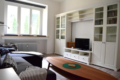 un soggiorno con divano e TV di Designer holiday home Vinohrady! a Praga