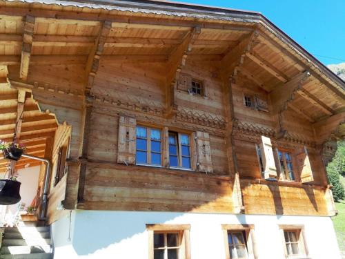 drewniany dom z balkonem na górze w obiekcie Apartment Linders Vorsass - Alphütte by Interhome w mieście Rougemont